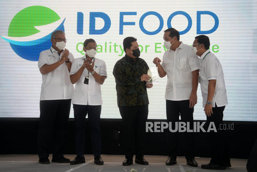 Menteri BUMN Erick Thohir (tengah) dan Bayu Krisnamurthi (kiri) saat Grand Launching Holding BUMN Pangan ID FOOD di Museum Fatahilah, Jakarta, Rabu (12/1). 