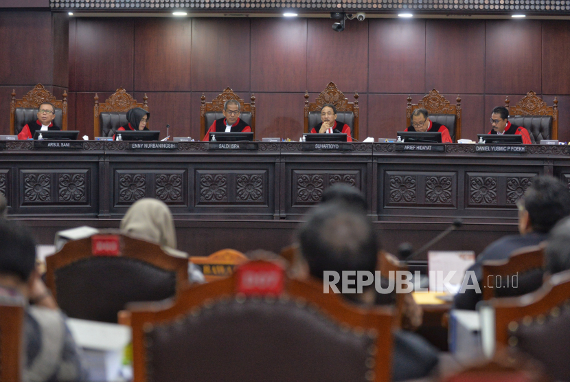 Ketua Majelis Hakim Mahkamah Konstitusi (MK) Suhartoyo (tiga kanan) besama hakim konstitusi lainnya memimpin sidang lanjutan Perselisihan Hasil Pemilihan Umum (PHPU) Presiden dan Wakil Presiden Tahun 2024 dengan pemohon pasangan no urut 03 Ganjar Pranowo dan Mahfud MD di Gedung Mahkamah Konstitusi, Jakarta, Selasa (2/4/2024). Agenda sidang lanjutan tersebut yaitu Pembuktian Pemohon (Mendengarkan keterangan ahli dan saksi Pemohon serta Pengesahan alat bukti tambahan Pemohon). Tim Hukum Ganjar-Mahfud menghadirkan 9 ahli dan 10 saksi dalam sidang lanjutan Perselisihan Hasil Pemilihan Umum (PHPU) tersebut.