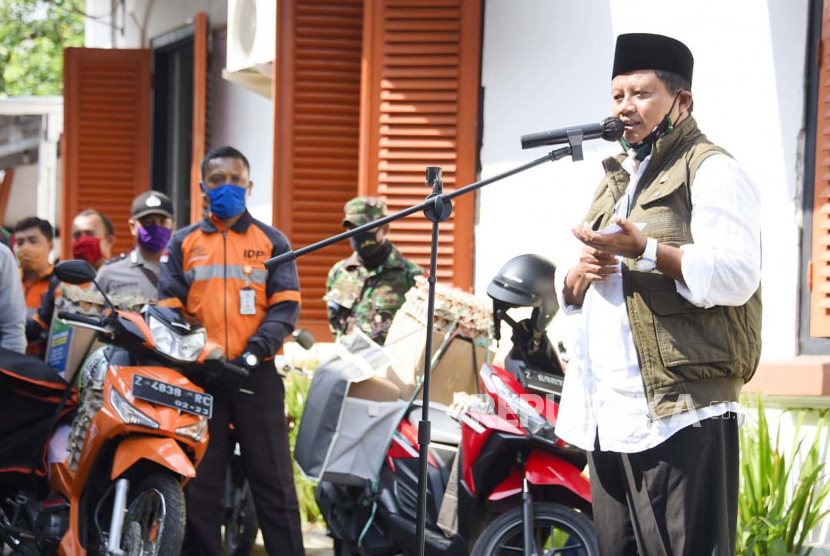 Wakil Gubernur Jawa Barat Uu Ruzhanul Ulum menyampaikan sambutan saat pelepasan bantuan sosial (Bansos) untuk warga terdampak Covid-19.