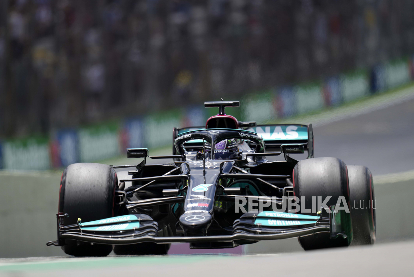 Pembalap Mercedes Lewis Hamilton mengemudikan mobilnya saat sesi latihan, (ilustrasi).
