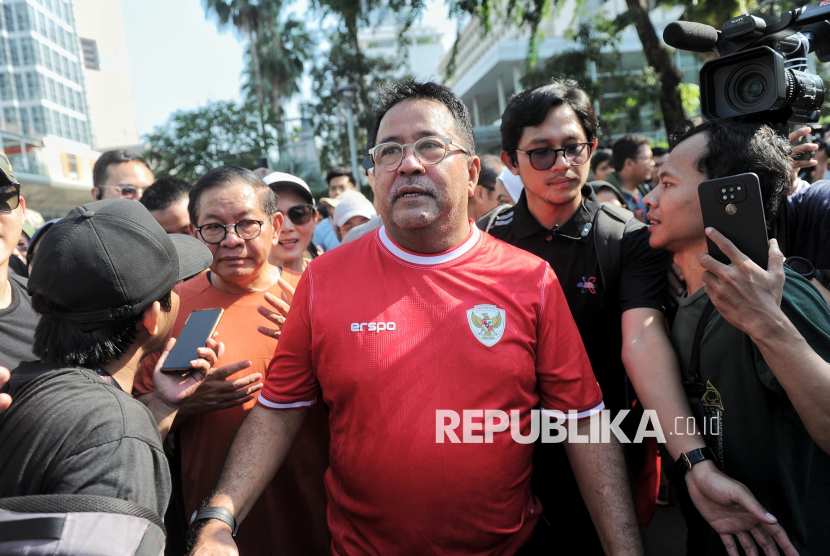 Pasangan bakal calon gubernur dan wakil gubernur DKI Jakarta Pramono Anung dan Rano Karno menyapa warga di kawasan Bundaran HI, Jakarta, Ahad (8/9/2024).