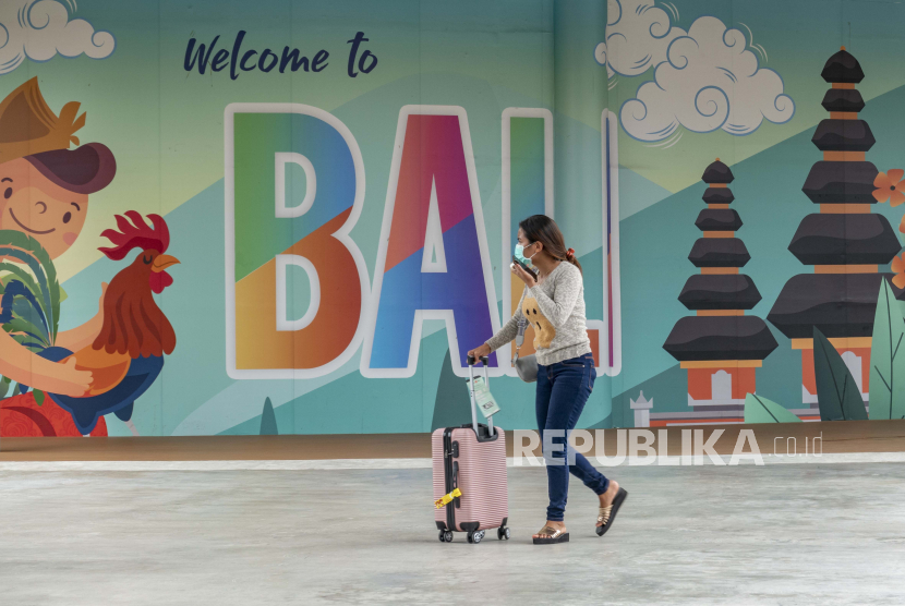 Wisatawan memakai masker saat tiba di Bandara Ngurah Rai di Bali, Indonesia, 05 Januari 2022. 