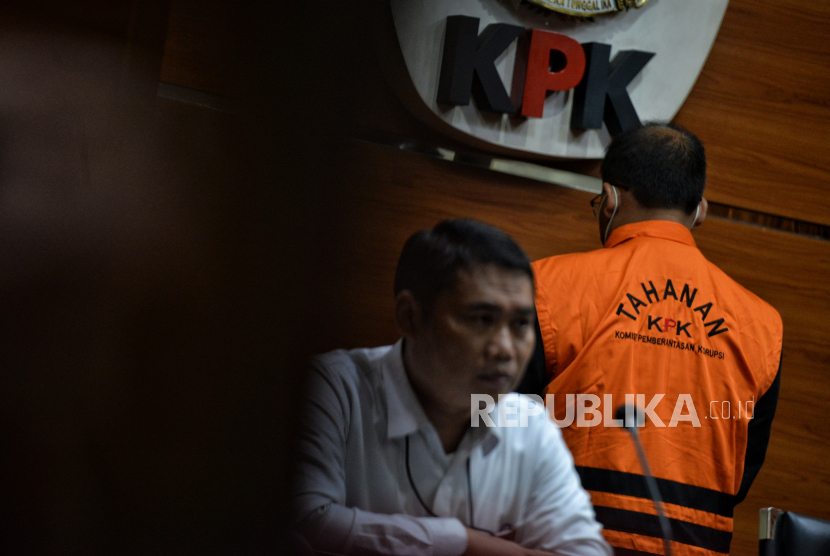 Hakim Yustisial Edy Wibowo mengenakan rompi tahanan KPK setelah ditetapkan sebagai tersangka kasus penanganan perkara di MA, Senin (19/12/2022). 
