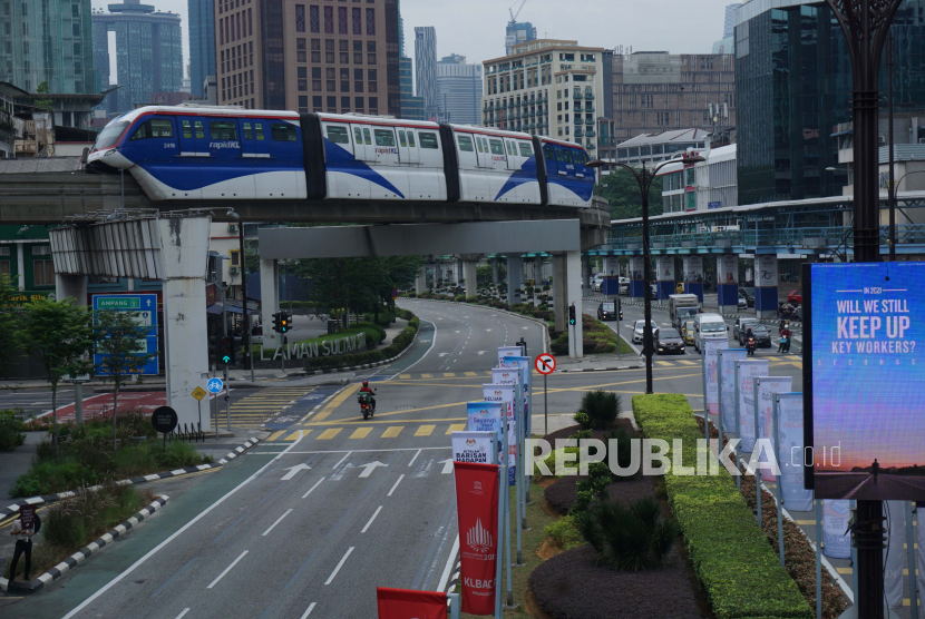 Suasana Jalan Sultan Ismail Kuala Lumpur, Malaysia, tampak sepi akibat lockdown.  Pemerintah Malaysia memproyeksikan perekonomian negaranya akan pulih dengan pertumbuhan ekonomi antara 6,5 persen dan 7,5 persen pada tahun depan. 