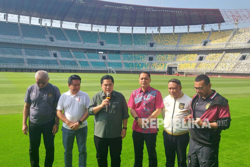 Ketua Umum PSSI Erick Thohir meninjau kesiapan Stadion GBT, Surabaya pada Selasa (6/6/2023). Peninjauan dilakukan menjelang FIFA Matchday Indonesia vs Palestina pada 14 Juni 2023. 
