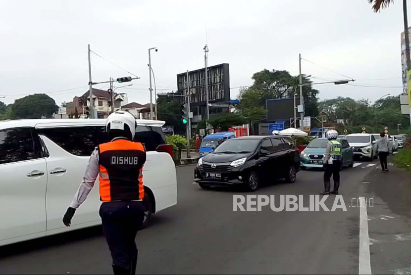 Situasi arus lalu lintas di Exit Tol Gadog, Kabupaten Bogor menuju jalur Puncak pada libur panjang Idul Adha, Senin (3/7/2023) mengalami kemacetan..