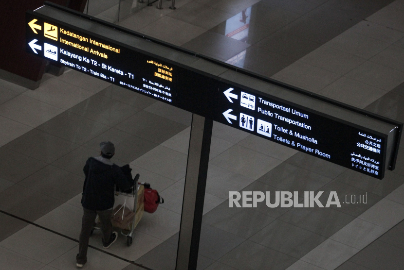 Calon penumpang pesawat berjalan di area Terminal 3 Bandara Internasional Soekarno Hatta, Tangerang, Banten (ilustrasi). PT Angkasa Pura (AP) II (Persero) memastikan akan menerapkan ketentuan baru penumpang pesawat rute domestik di bandara yang dikelolanya mulai 24 Oktober 2021. 