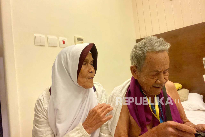 Sepasang jamaah haji lansia asal Banten, Jamsur Asiun Sarim dan Sakiah Amat saat tiba di Makkah, Jumat (24/5/2024). 