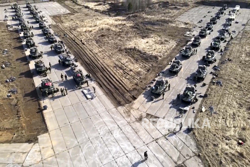 Foto ini diambil dari video yang didistribusikan oleh Layanan Pers Kementerian Pertahanan Rusia menunjukkan kendaraan militer Rusia bergerak selama latihan di Krimea, 22 April 2021. 