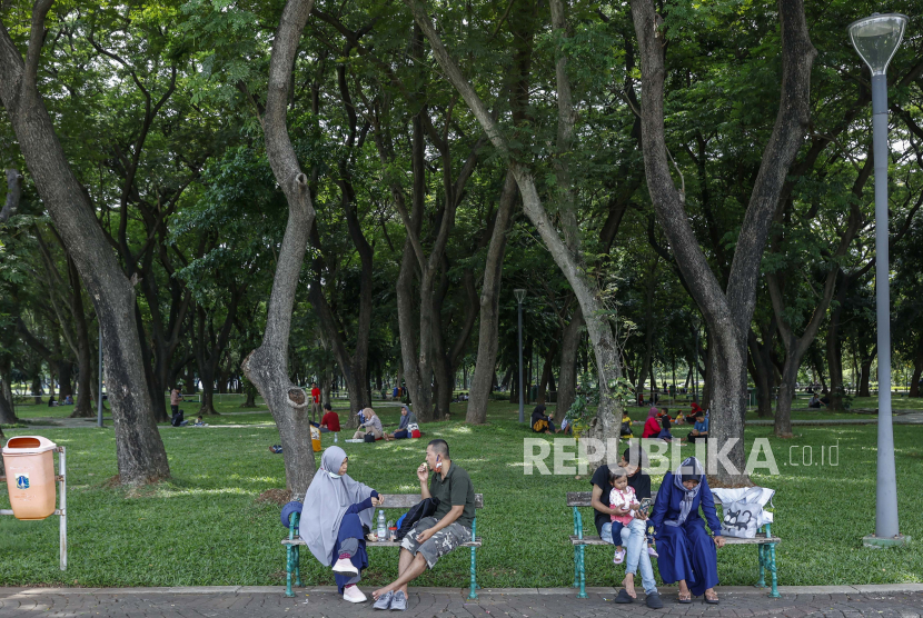 Warga duduk di bangku di taman umum di Jakarta, Ahad, 4 Desember 2022. Pemerintah Kota Administrasi Jakarta Selatan menambah taman dan jalur hijau di Kecamatan Pesanggrahan. 