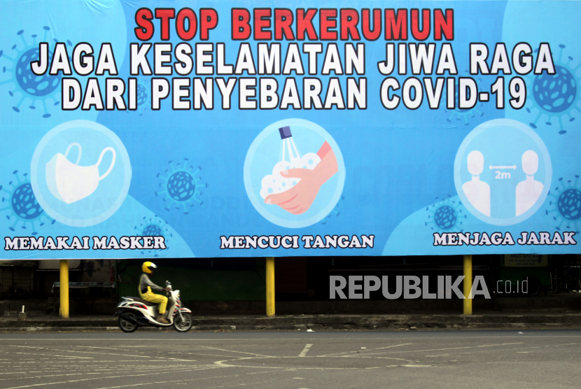 Pengendara melintas di depan baliho edukasi penerapan protokol kesehatan di Makassar, Sulawesi Selatan, Rabu (14/10/2020). Satuan Tugas Penanganan COVID-19 secara masif mensosialisasikan protokol kesehatan memakai masker, mencuci tangan dan menjaga jarak (3M) dengan tagline 