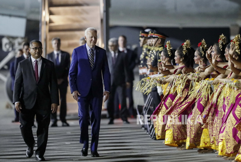 Presiden AS Joe Biden menyaksikan pertunjukan tari budaya setelah turun dari Air Force One setibanya di Bandara Internasional Ngurah Rai, Ahad, 13 November 2022, di Bali, Indonesia. Biden berencana menghadiri pertemuan puncak G20 di Nusa Dua.
