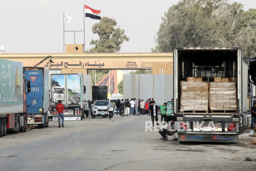 Konvoi truk bantuan kemanusiaan menuju Jalur Gaza, terlihat diparkir di luar gerbang perbatasan Rafah, di perbatasan Rafah, Mesir,  24 Oktpber 2023.
