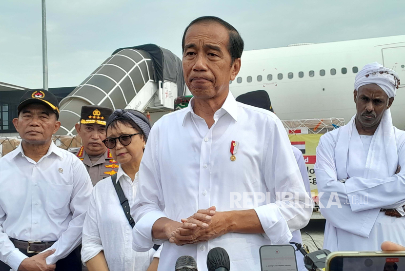 Presiden Jokowi saat melepas bantuan kemanusiaan untuk Palestina dan Sudan di Pangkalan TNI AU Halim Perdanakusuma, Jakarta, Rabu (3/4/2024).