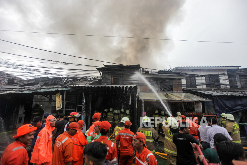 Petugas Damkar berusaha memadamkan api saat kebakaran di Jakarta (ilustrasi). BPBD mencatat 1.258 bencana terjadi di Jakarta sepanjang 2023, yang terbanyak yaitu kebakaran.
