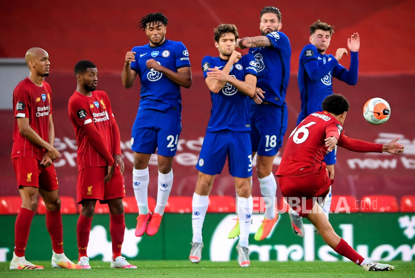 Liverpools Trent Alexander-Arnold (R) scores the 2-0 lead from a free kick during the English Premier League soccer match between Liverpool FC and Chelsea FC in Liverpool, Britain, 22 July 2020.  