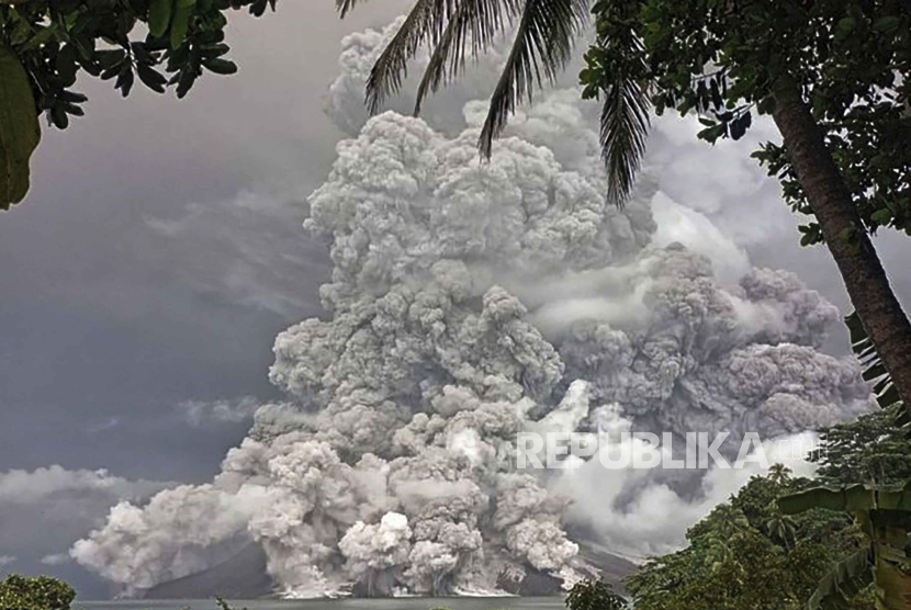 Kepulan abu vulkanik Gunung Ruang terlihat saat letusan dari pulau Tagulandang, Indonesia, Rabu (1/5/2024). Gunung Ruang meletus untuk kedua kalinya dalam dua minggu, memuntahkan abu vulkanik setinggi hampir 2 kilometer ke langit. Akibat erupsi ini, bandara ditutup dan penduduk disekitar Gunung Ruang dievakuasi. 