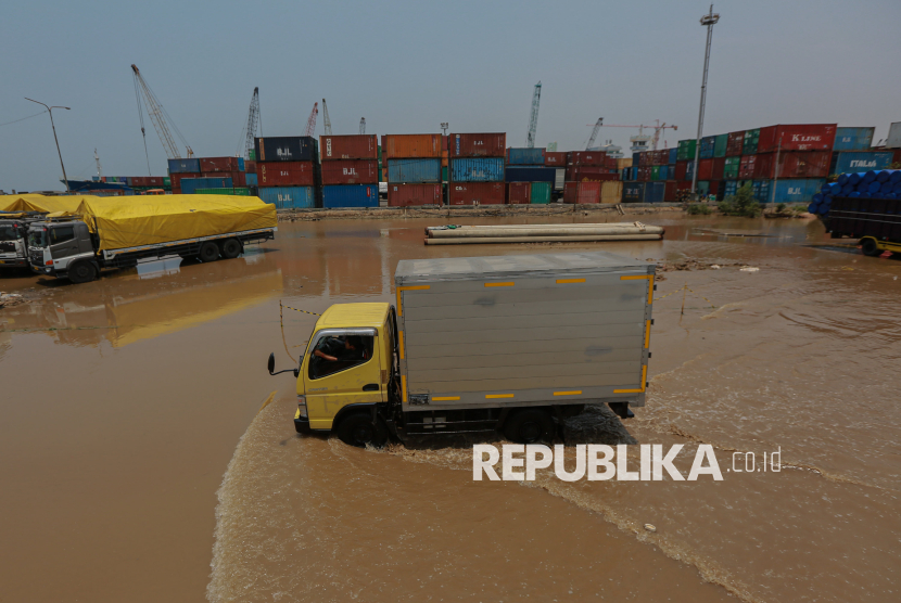 Kendaraan truk melintasi area genangan banjir rob di Kawasan Pelabuhan Sunda Kelapa, Jakarta, Rabu (8/10/2025).