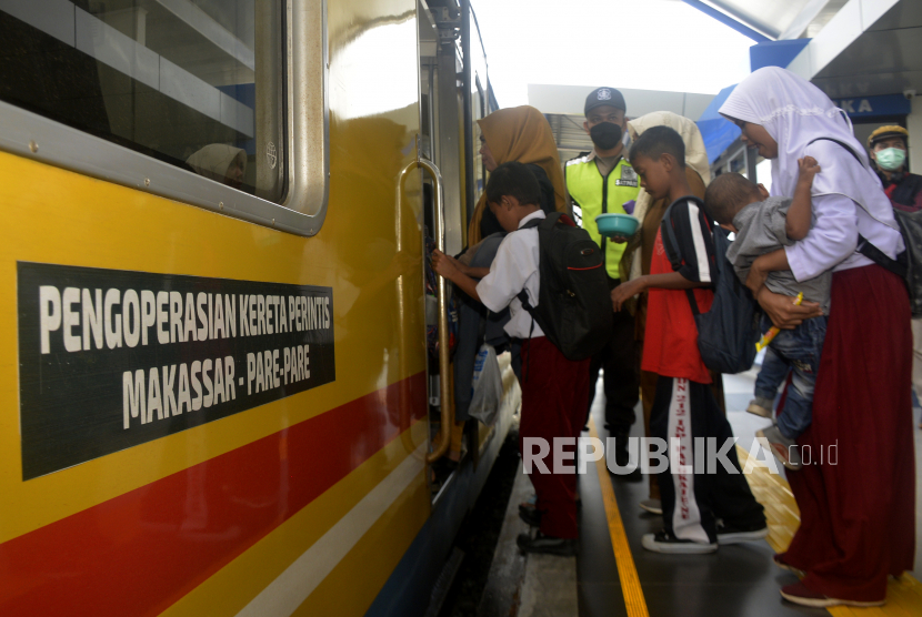 Sejumlah siswa menaiki kereta api di Stasiun Maros, Sulawesi Selatan, Selasa (10/1/2023). Presiden RI Joko Widodo (Jokowi) mengatakan bahwa jalur kereta api Makassar-Parepare di Sulawesi Selatan akan tersambung hingga ke bagian utara Sulawesi atau ke Manado. 
