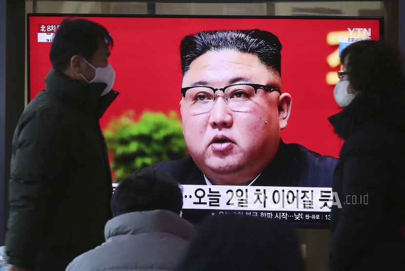  Orang-orang menonton layar TV yang menampilkan pemimpin Korea Utara Kim Jong Un selama kongres partai yang berkuasa, di Stasiun Kereta Api Seoul di Seoul, Korea Selatan, Rabu, 6 Januari 2021.