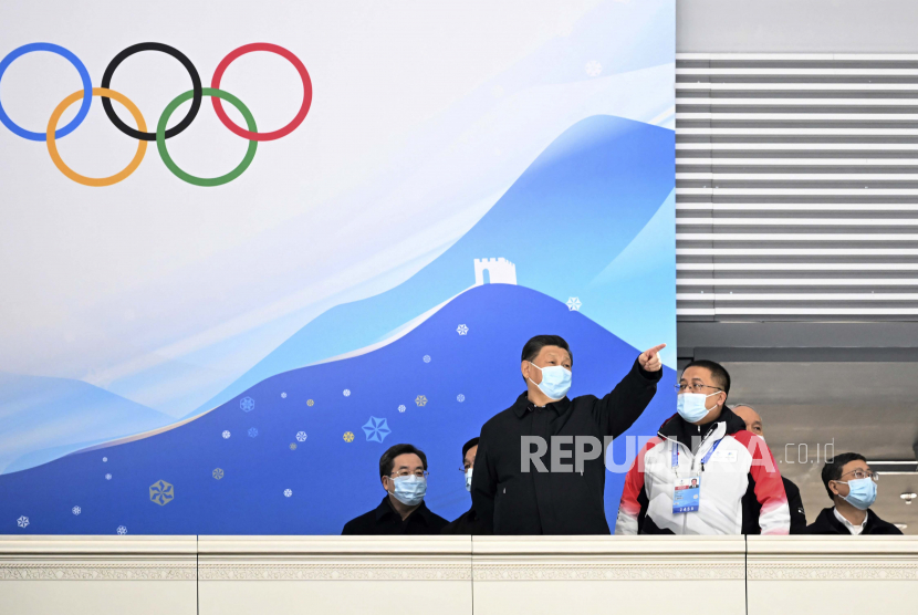 Dalam foto yang dirilis oleh Kantor Berita Xinhua China, Presiden China Xi Jinping mengunjungi National Speed Skating Oval, tempat kompetisi untuk Olimpiade Musim Dingin 2022, di Beijing, Selasa, 4 Januari 2022. Pembukaan Olimpiade Beijing tinggal tiga pekan lagi dan kebanggaan China dipertaruhkan.