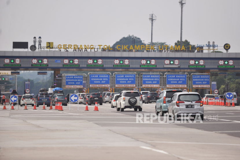 A number of traffic vehicles inspect the Cikampek Utama Toll Gate, West Java, Monday (8/4/2024). In H-2 Lebaran 2024, the flow of vehicles passing through the Cikampek Utama toll gate was observed to be very smooth. On the other hand, the volume of vehicles passing at GT Cikampek Utama entrance substation comes from Jakarta towards Palimanan.
