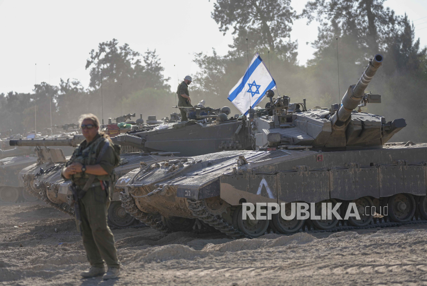 File - Tentara Israel bersiaga di dekat tank di area dekat perbatasan dengan Jalur Gaza, di Israel selatan Jumat, 20 Oktober 2023.
