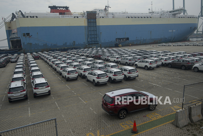 Sejumlah mobil terparkir saat akan diekspor di dermaga IPC Car Terminal, Pelabuhan Tanjung Priok, Jakarta (ilustrasi).