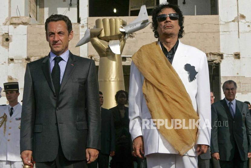 Moammar Gadhafi dan Nicolas Sarkozy.