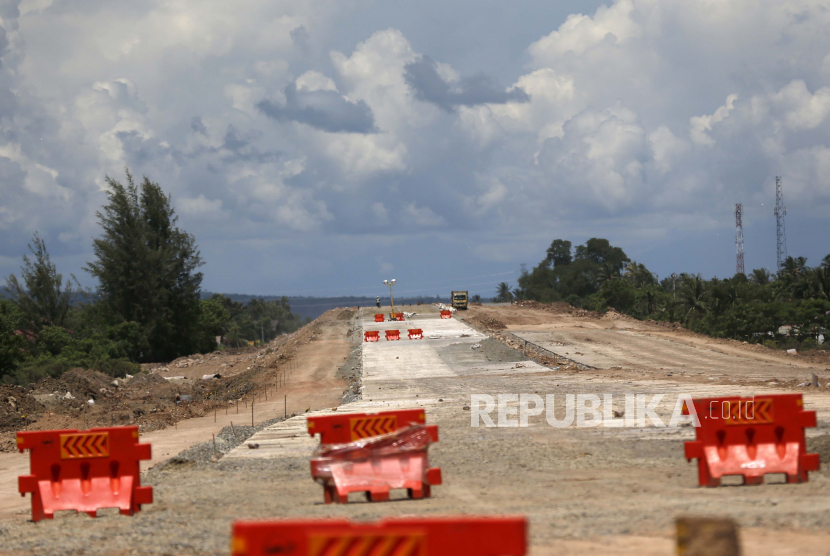 Suasana proyek pembangunan Jalan Tol Trans Sumatera (JTTS) Ruas Sigli-Banda Aceh (Sibanceh) di kawasan Kajhu, Aceh Besar, Aceh, Rabu (3/6/2020). Jalan tol yang akan menghubungkan Kota Sigli dan Banda Aceh tersebut terdiri dari enam seksi dengan total panjang 74 kilometer dan direncanakan akan berfungsi secara optimal pada tahun 2022 mendatang