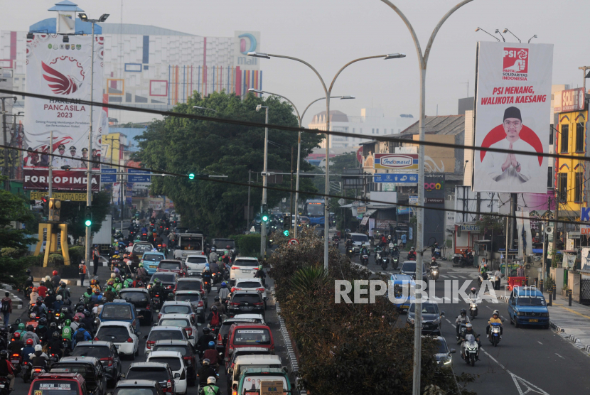 Kendaraan melintas di dekat baliho bergambar Kaesang Pangarep di Jalan Margonda Raya, Depok, Jawa Barat. Kepala Satpol PP Depok sebut baliho Kaesang memiliki izin jadi tidak kena penertiban.