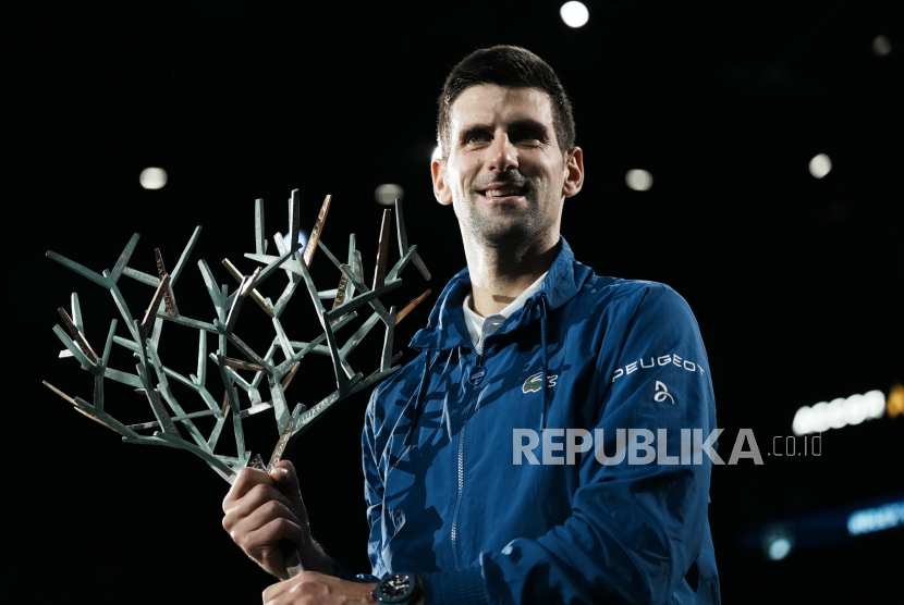  Petenis Serbia Novak Djokovic memegang trofi setelah mengalahkan petenis Rusia Daniil Medvedev dalam pertandingan final turnamen tenis Paris Masters di Accor Arena, Paris, Ahad, 7 November 2021. Djokovic menang 4-6, 6-3, 6-3.