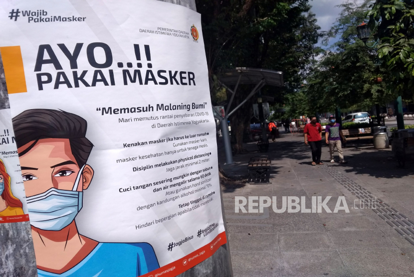 Poster himbauan wajib menggunakan masker dipasang di banyak titik di jalur pedestrian Malioboro, Yogyakarta, Kamis (11/6). Ini menyusul kawasan wisata ikonik Jogja ini ramai pengunjung pada minggu lalu