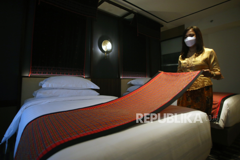 Pekerja hotel merapikan tempat tidur (Ilustrasi). Ada sejumlah barang yang bisa jadi luput dibersihkan staf hotel, terutama di musim liburan.