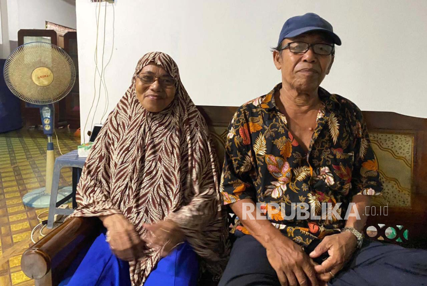 Calon jamaah haji (Calhaj) lansia asal Pulau Bawean, Darul Aini (67 tahun) dan Fathoniyah (67 tahun) menjual emas dan tanah untuk naik haji.