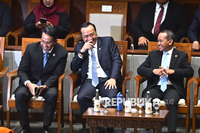 Menteri ESDM Bahlil Lahadalia (kanan) bersama Menteri Hukum Supratman Andi Agtas (kiri) dan Mensesneg Prasetyo Hadi (tengah) menghadiri Rapat Paripurna DPR RI Ke-13 Masa Persidangan II Tahun Sidang 2024-2025 di Kompleks Parlemen, Senayan, Jakarta, Selasa (18/2/2025). Rapat Paripurna tersebut menyetujui Rancangan Undang-Undang tentang Perubahan Keempat atas Undang-Undang Nomor 4 Tahun 2009 tentang Pertambangan Mineral dan Batu Bara (Minerba) menjadi undang-undang.