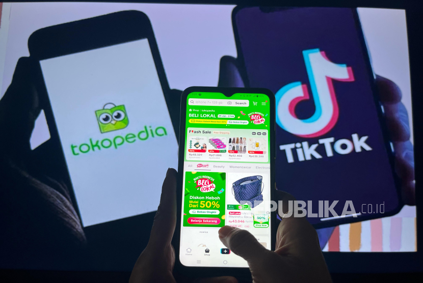 Pengguna mengakses aplikasi Tokopedia di Jakarta. 