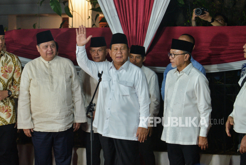 Presiden terpilih Prabowo Subianto didampingi partai  pengusung Koalisi Indonesia Maju (KIM) menyampaikan pidato kemenangan di kediamannya  di Jalan Kertanegara IV, Jakarta, Rabu (20/3/2024). 