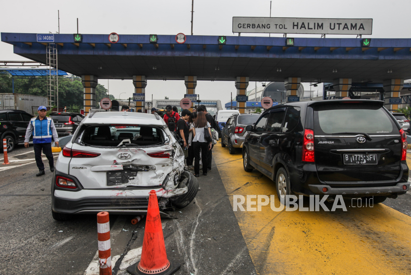Salah satu mobil yang terlibat kecelakaan beruntun di Gerbang Tol Halim Utama, Jakarta Timur, Rabu (27/3/2024).
