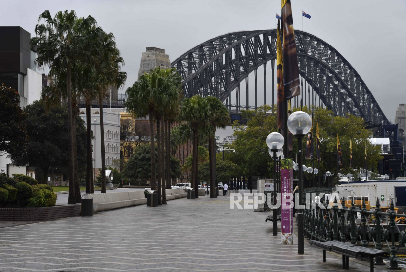 Suasana jalanan yang sepi di Sydney Harbour Bridge, Australia, Selasa (29/6). 