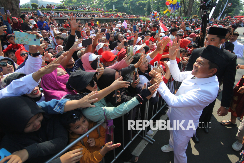 Gubernur Jawa Barat (Jabar) Dedi Mulyadi menyapa warga usai upacara peringatan HUT ke-80 RI tingkat Provinsi Jawa Barat, di kawasan Gasibu, Kota Bandung, Ahad (17/8/2025). Pada upacara hari kemerdekan RI, Gubernur hadir sebagai inspektur upacara. Dalam sambutannya mengatakan bahwa pemerintah Provinsi Jabar berkomitmen untuk mengembalikan kembali anggaran untuk kepentingan pendidikan rakyat. Baik pendidikan formal, maupun informal.