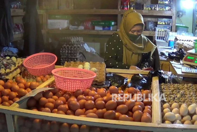 Pedagang telur di Pasar Kosambi, Kota Bandung Elis mengatakan harga telur masih tinggi di angka Rp 33 ribu per kilogram setelah tiga pekan lebaran, Senin (15/5/2023).  