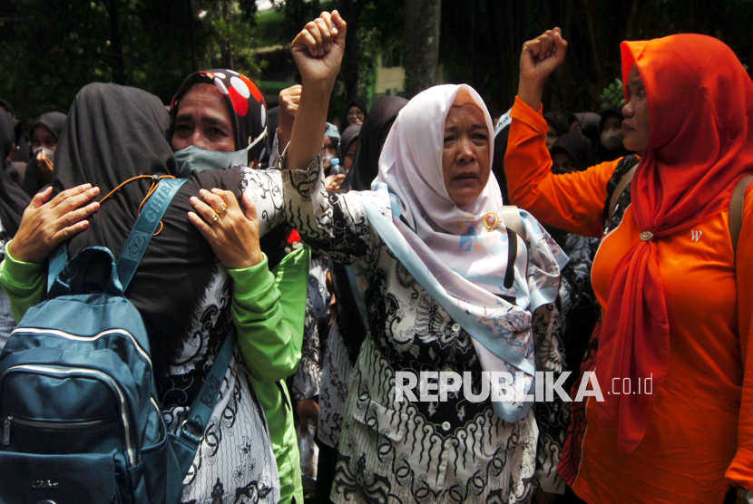 Sejumlah guru honorer menangis ketika doa bersama saat unjuk rasa di Kantor Pemerintahan Kabupaten Tegal, Jawa Tengah, Jumat (26/1/2024). Guru honorer sekolah dasar (SD) dan sekolah menengah pertama (SMP) yang tergabung dalam Forum Guru Honorer Negeri Non Passing Grade (FGHNPG) menuntut penambahan kuota formasi sebanyak 940 agar diangkat menjadi ASN.