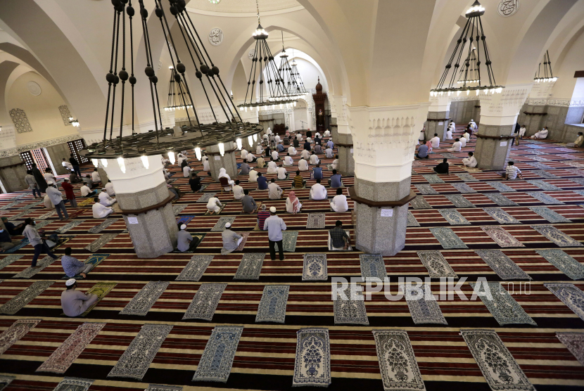 Sejumlah umat Muslim saat akan melaksanakan Sholat Jumat di masjid Al-Jaffali, Jeddah, Arab Saudi. Kasus Covid-19 di Arab Saudi Melonjak di Atas Angka 200