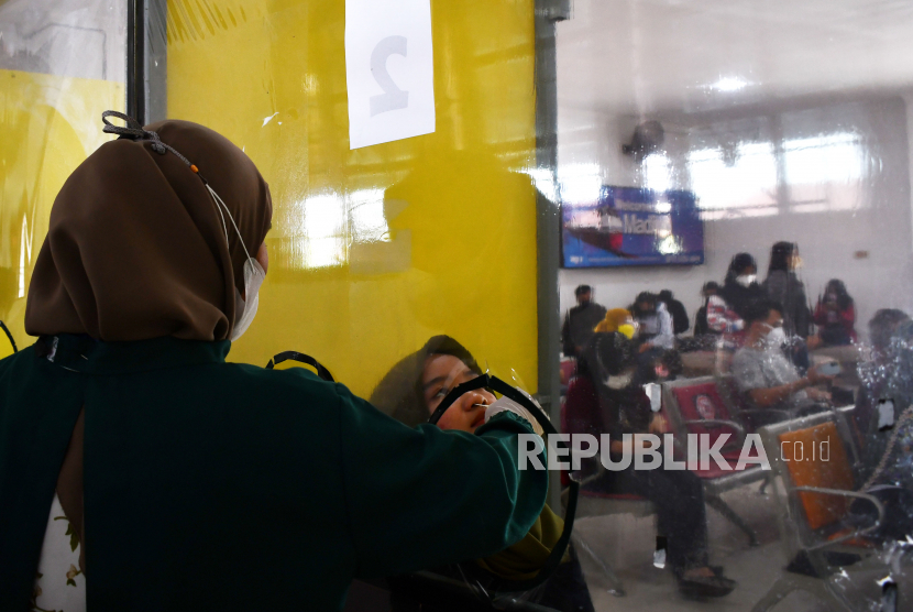 Calon penumpang KA di Stasiun Kereta Api (KA) Madiun, Jawa Timur (ilustrasi) 