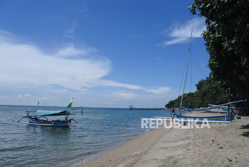 Perahu wisata ditambatkan di objek Wisata Bahari Pasir Putih, Bungatan, Situbondo, Jawa Timur. Jumlah kunjungan wisman ke Jatim turun hingga 31,37 persen. Ilustrasi.