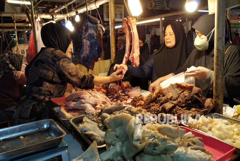 Pedagang daging melayani pembeli di Pasar Kosambi, Kota Bandung.