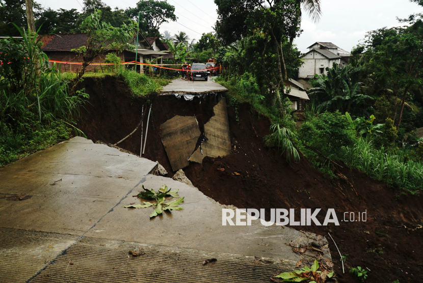 Jalan Desa di Tulungagung Ambles Sedalam 20 Meter
