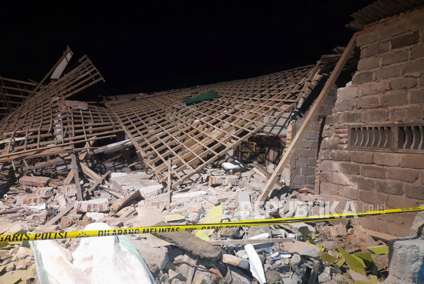 Peristiwa ledakan petasan yang mengakibatkan kerusakan rumah terjadi di Dusun Pulosari RT 07 RW 11, Desa Sukosari, Kecamatan Kasembon, Kabupaten Malang, Provinsi Jawa Timur (Jatim), Sabtu (11/3/2023) malam.
