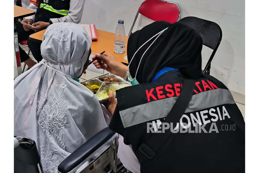 Petugas kesehatan sedang membantu jamaah haji lansia di Makkah (ilustrasi) 